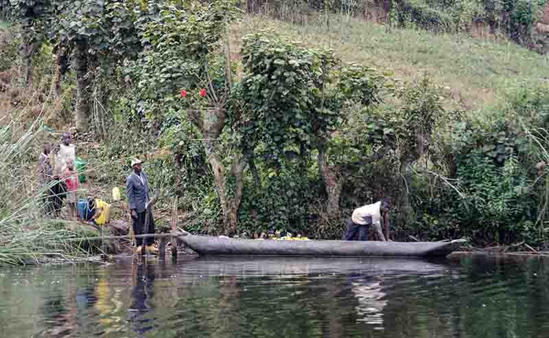 68 - Uganda - lago Bunyonyi - gente trabajando